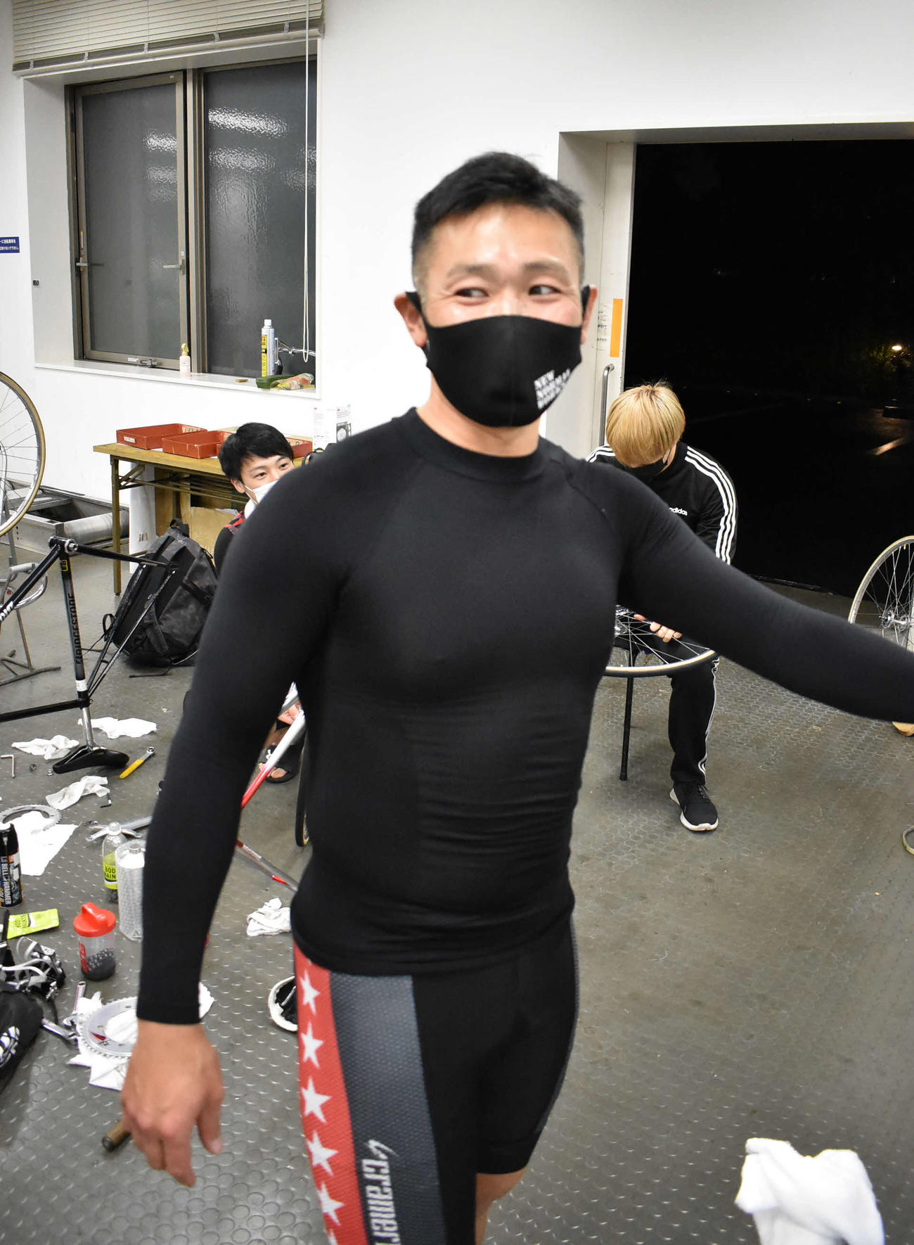 後ろにいる埼玉勢の話に聞き耳を立てる山賀雅仁
