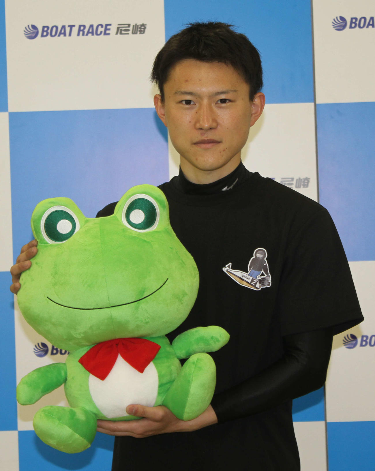 地元の藤本元輝がデビュー。レース後の贈呈式で記念品が手渡された（撮影・北條直治）