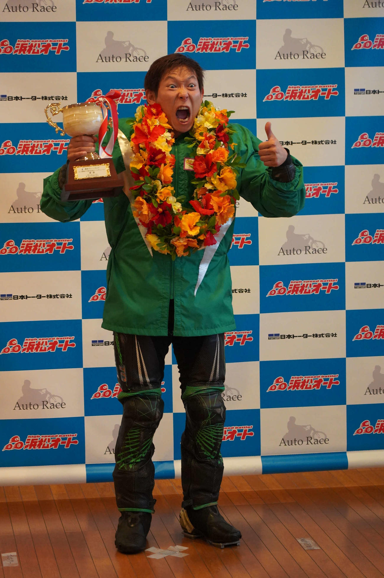佐藤貴也が優勝カップを手に、プロレスラーばりの表情で喜びを表現