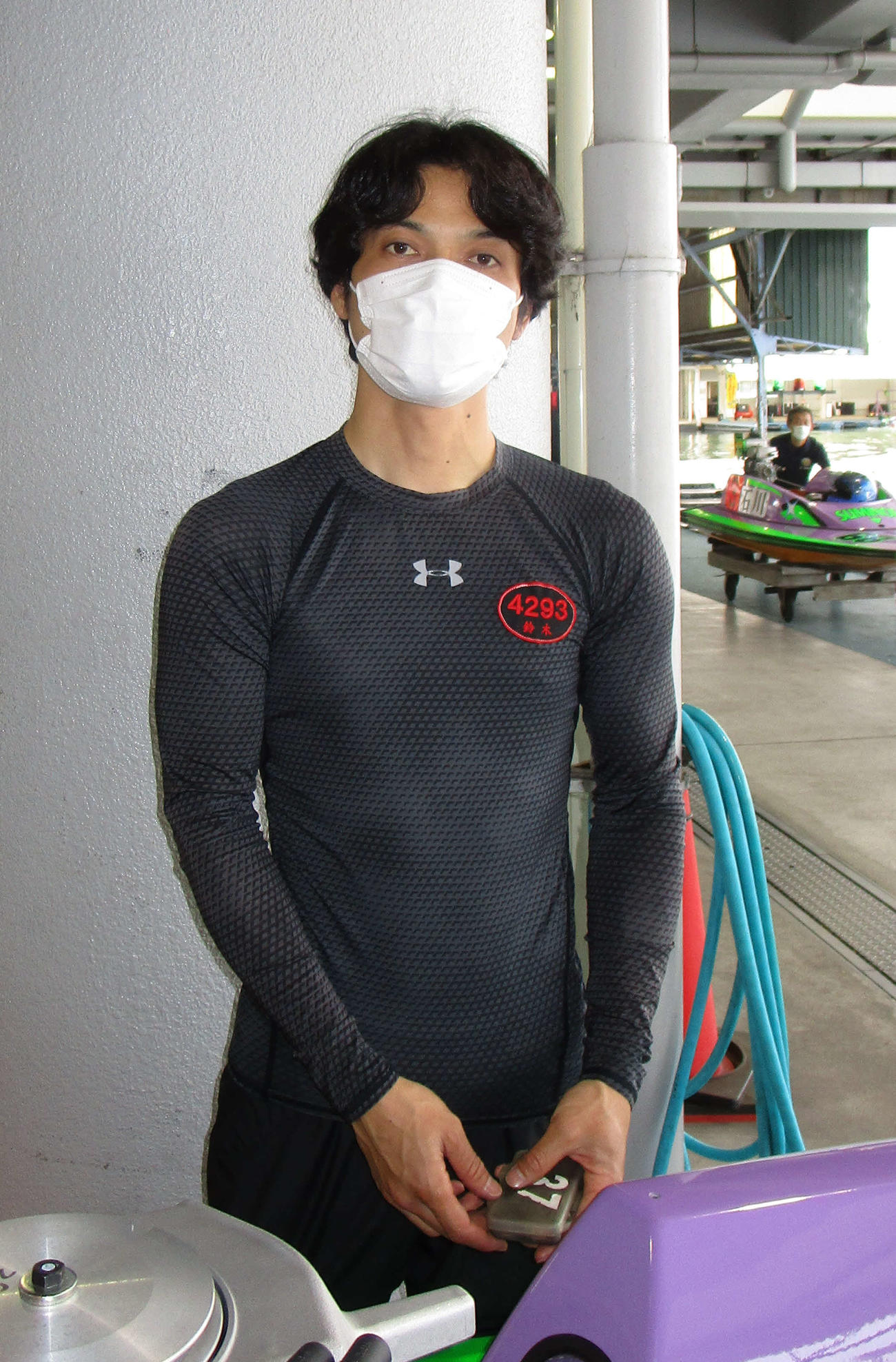 石野貴之がラピートカップで優勝した37号機を得た鈴木智啓（撮影・安井雅彦）