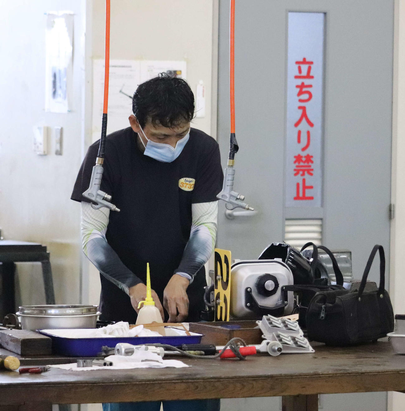 試運転で転覆した上平真二が整備に追われた