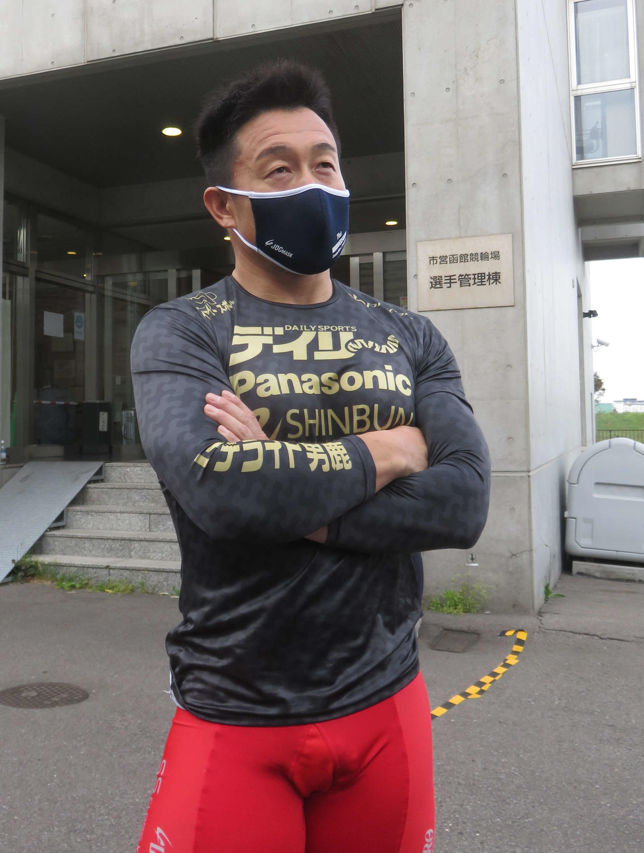 悔しそうにレースを振り返る準優勝の佐藤慎太郎（撮影・栗田文人）