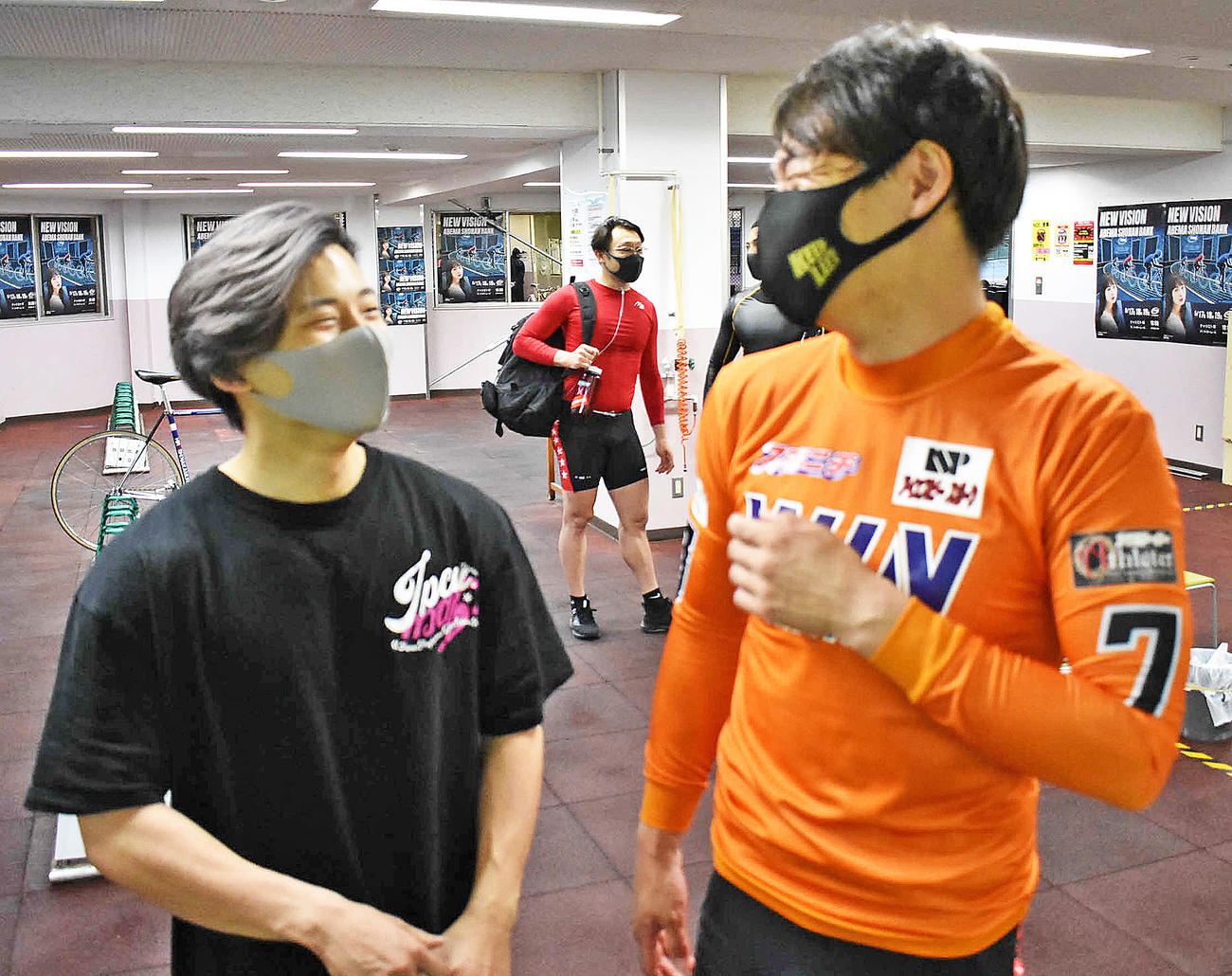 好調さが表情に表れている浅井康太は山口拳矢（左）をジョークで和ませた