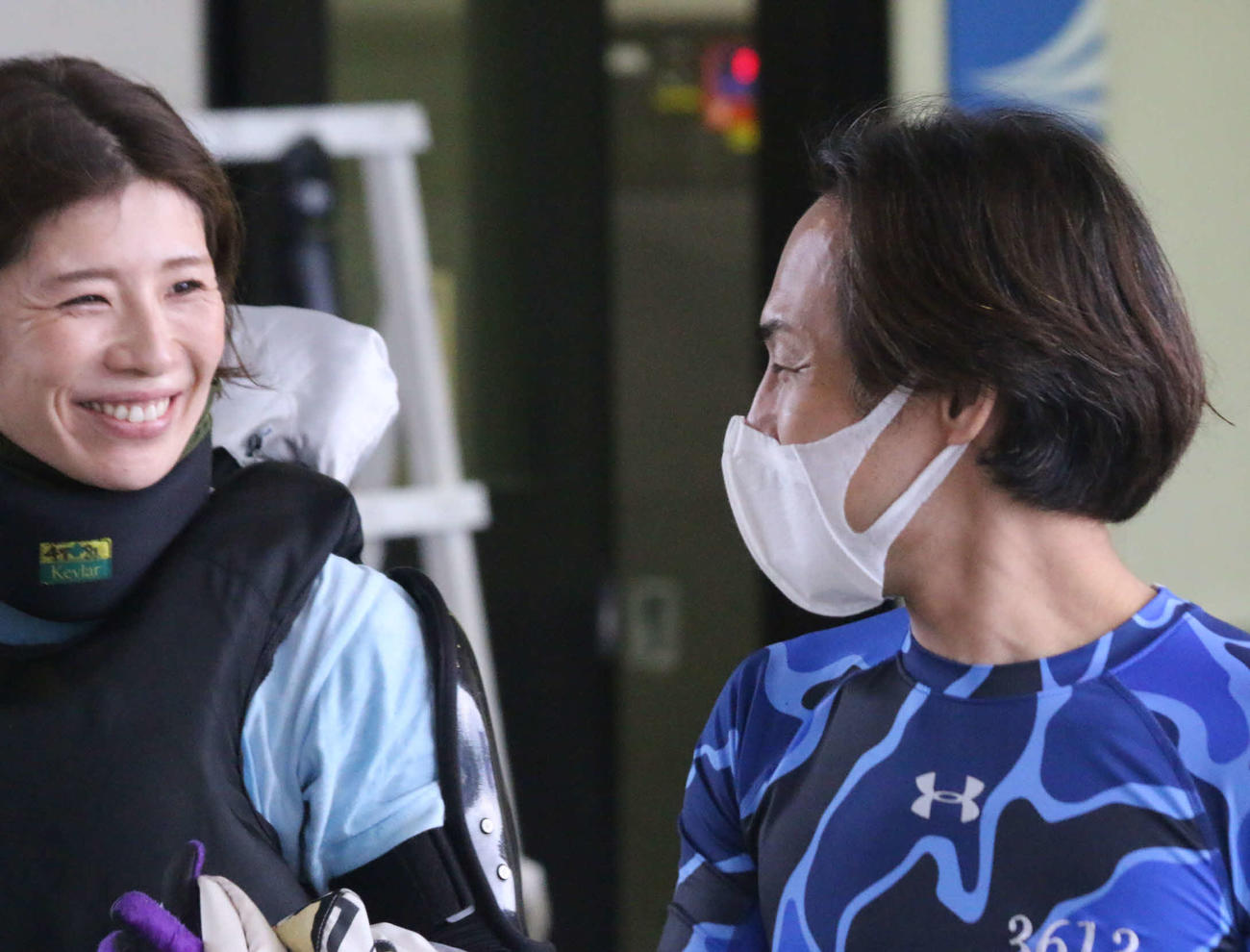 4日目6Rでインから2着に敗れた西舘果里（左）は、先輩の角谷健吾に話しかけられて笑顔を見せた