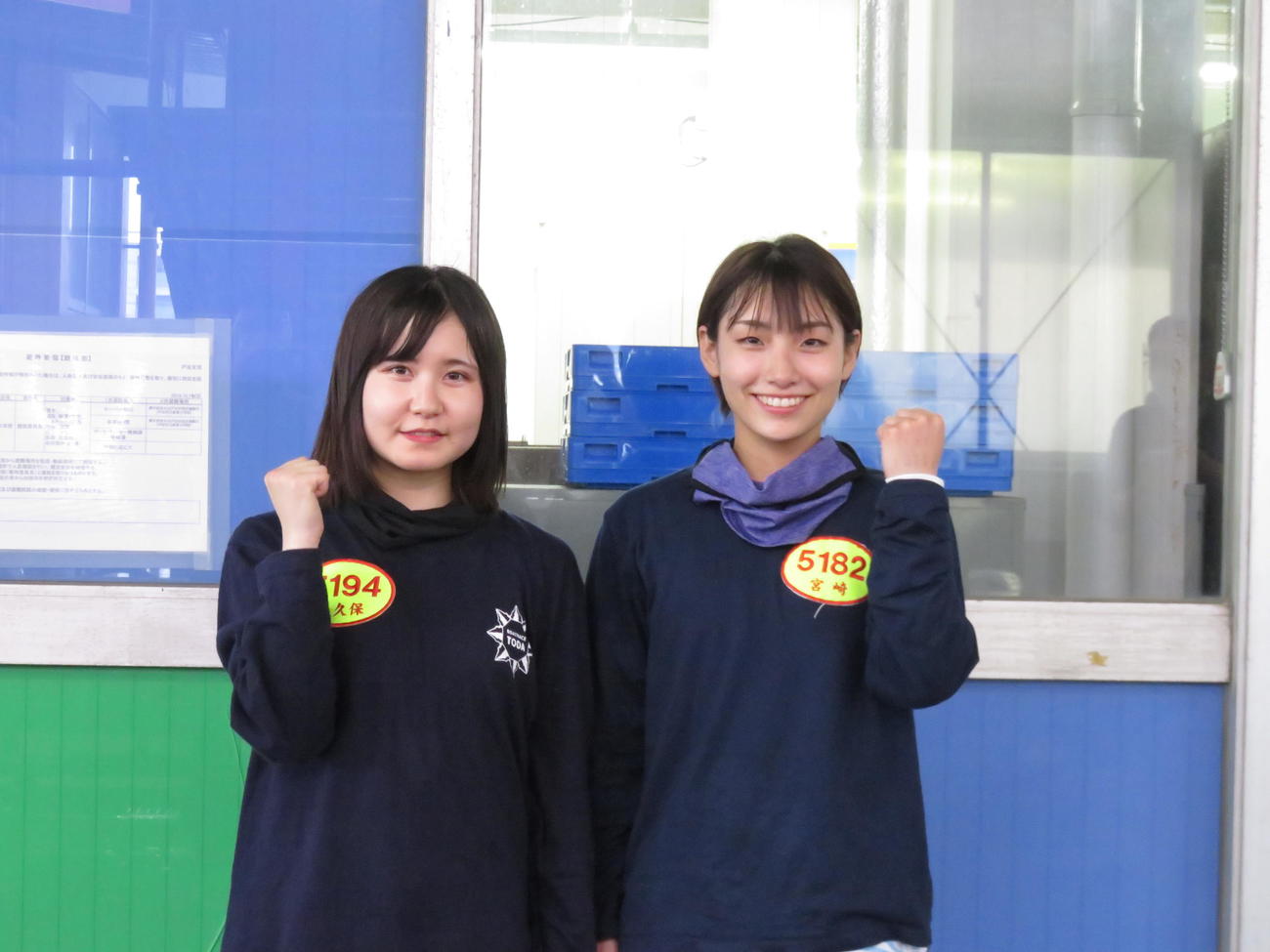デビュー戦を迎える128期生の宮崎安奈（右）と大久保佑香
