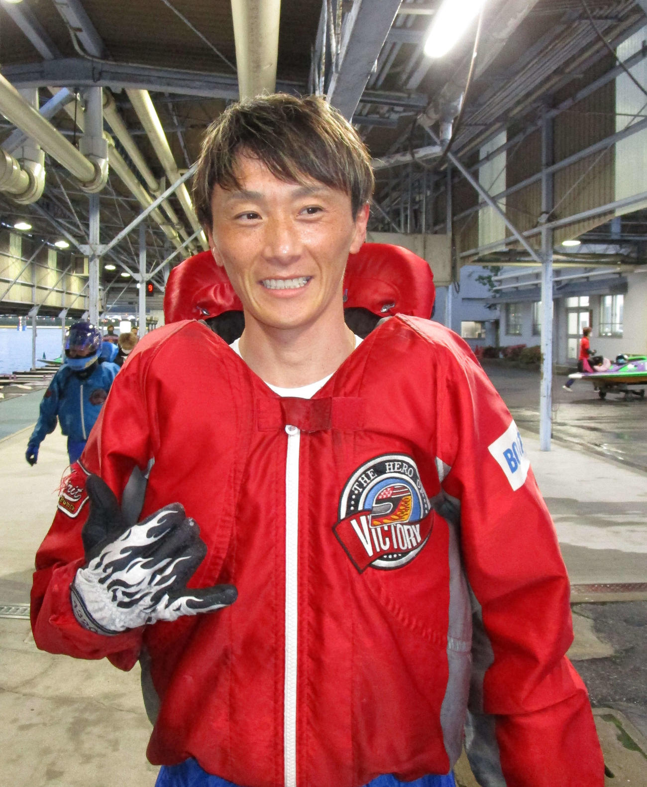 予選トップ通過を果たしてポーズを取る峰竜太（撮影・安井雅彦）