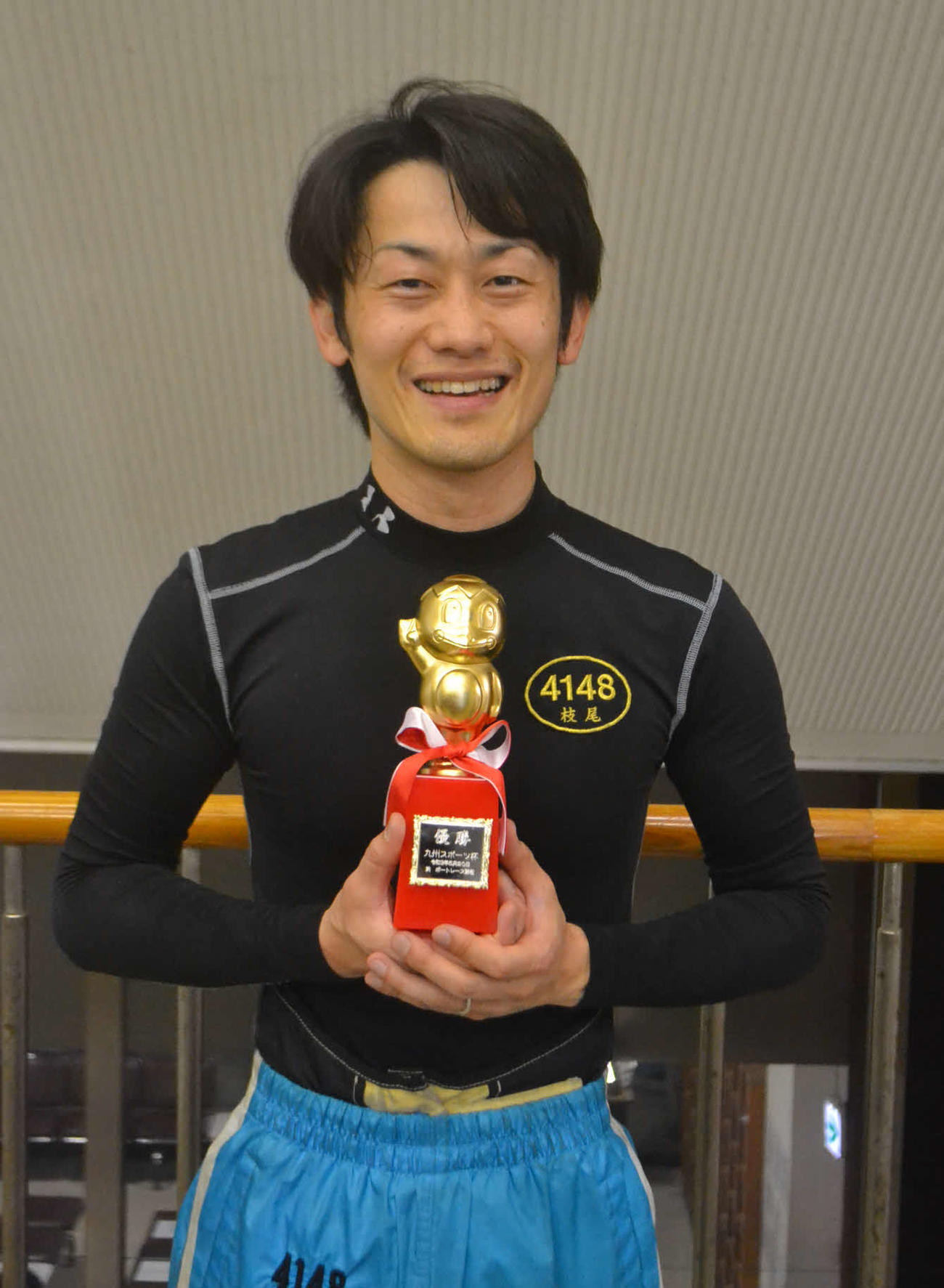 イン逃げで今年3度目、若松で待望の初優勝を飾った枝尾賢はかっぱくんトロフィーを手に笑顔を見せた