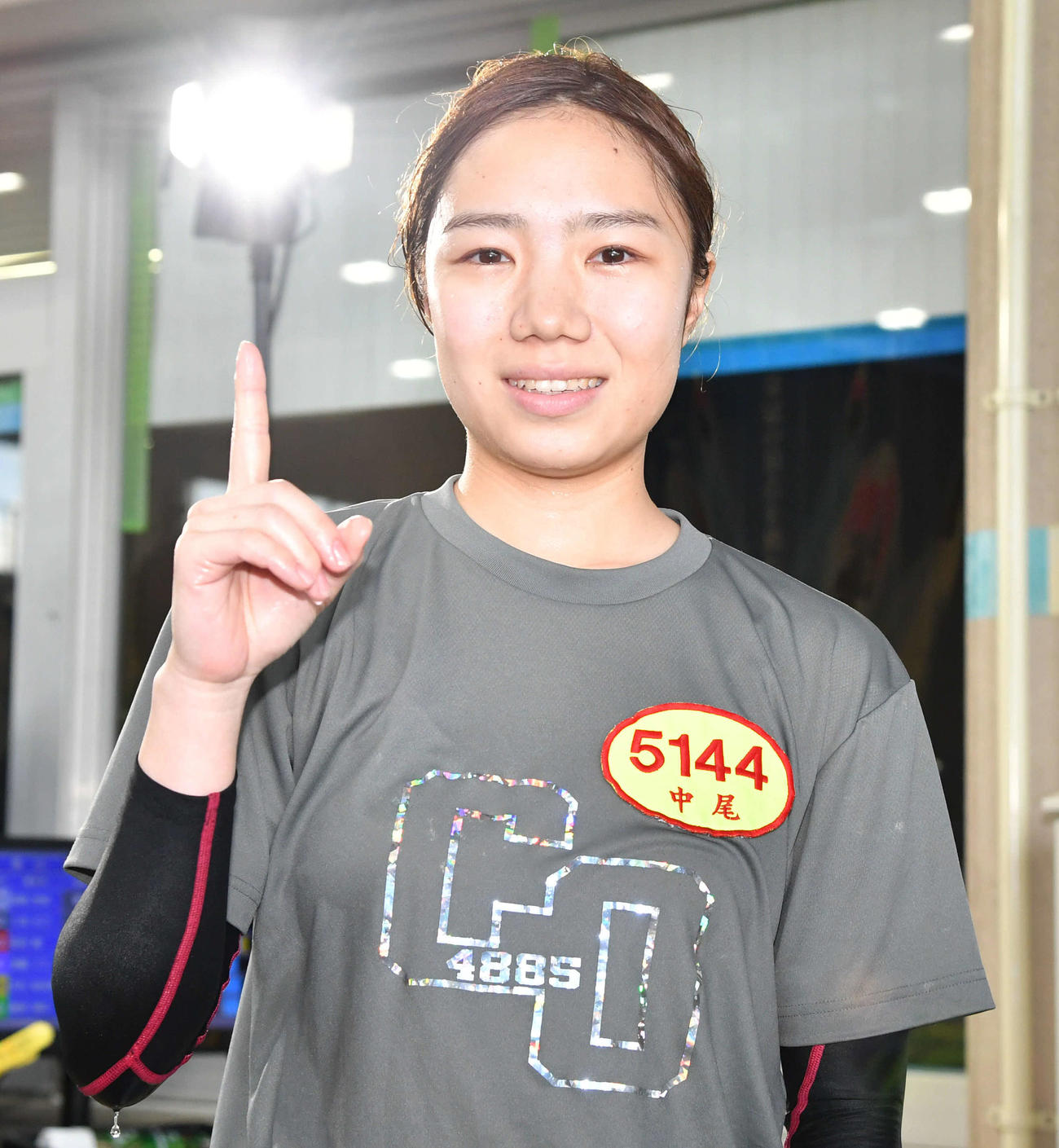 7R、初勝利を挙げた中尾は指で1のポーズをとる（撮影・岩下翔太）