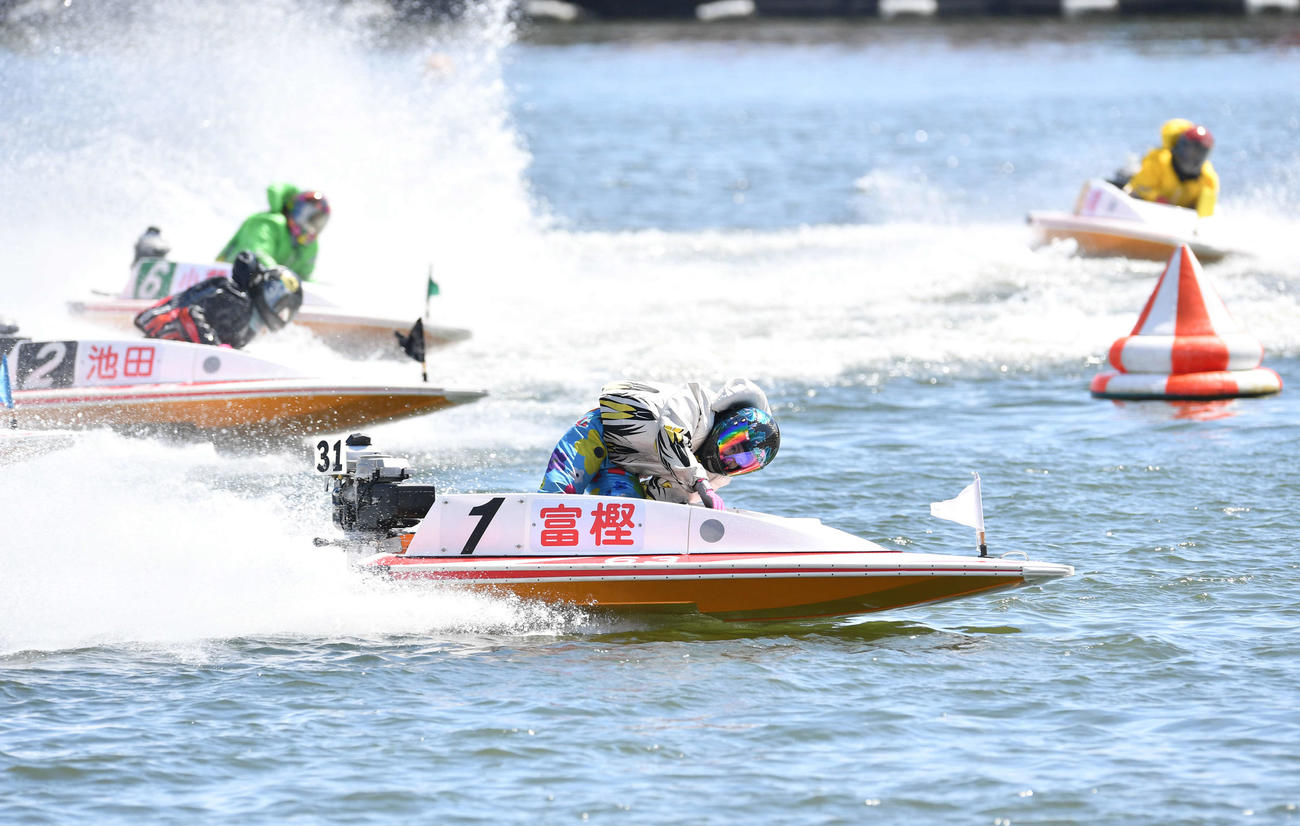 11R、先頭で1周目2マークを旋回する1号艇富樫麗加（撮影・岩下翔太）