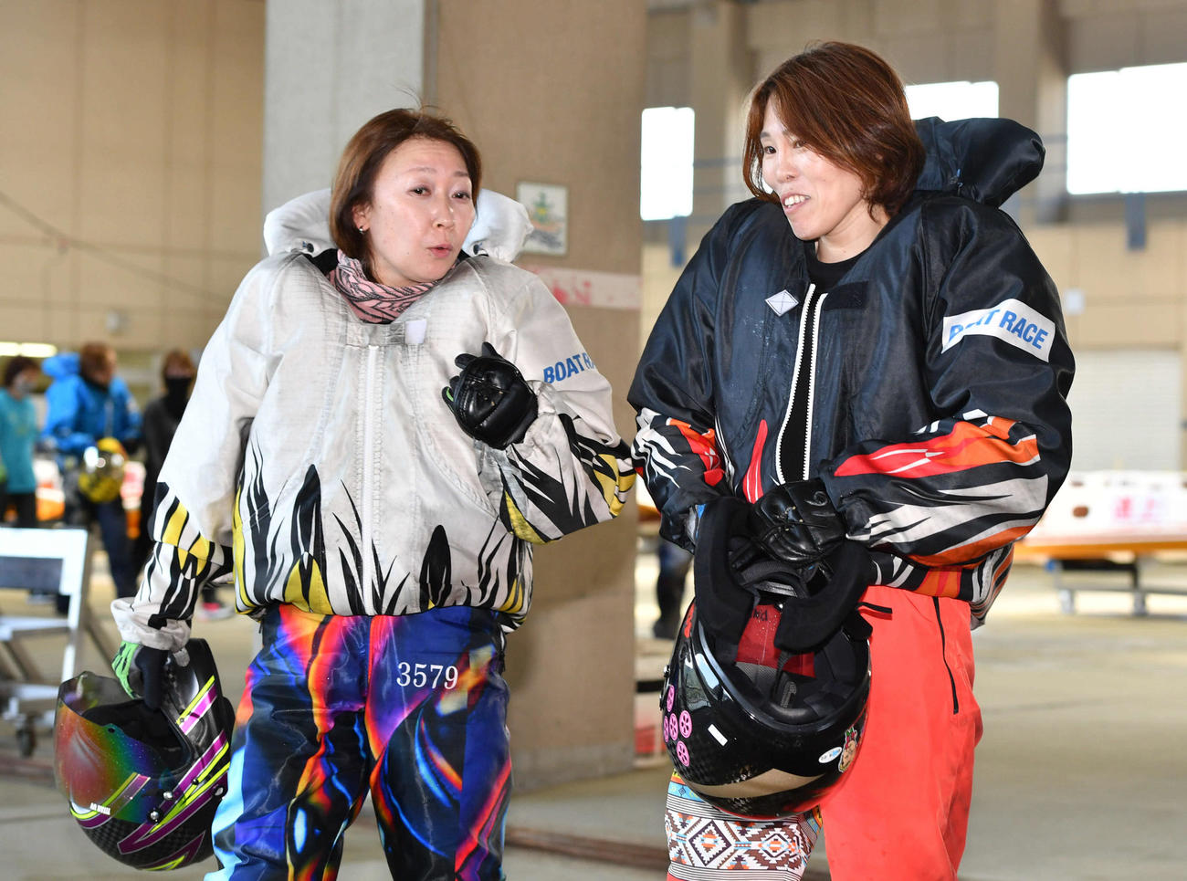 G3徳山オールレディース5日目　10R、1着の細川（右）と話しながら引き揚げる2着の中里（撮影・岩下翔太）
