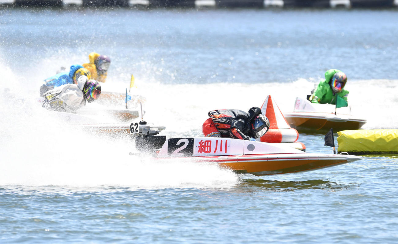 10R、先頭で1周目の2マークを旋回する2号艇の細川裕子（撮影・岩下翔太）