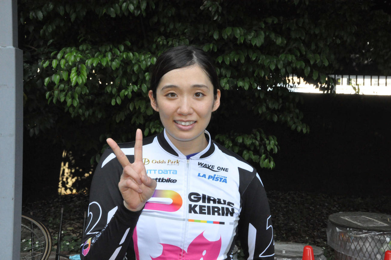初優勝を決めた吉川美穂はピースサイン
