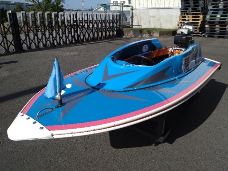 びわこの新ボートデザインは、びわこをイメージしたブルーに、シルバーのラインで水しぶきを表現している