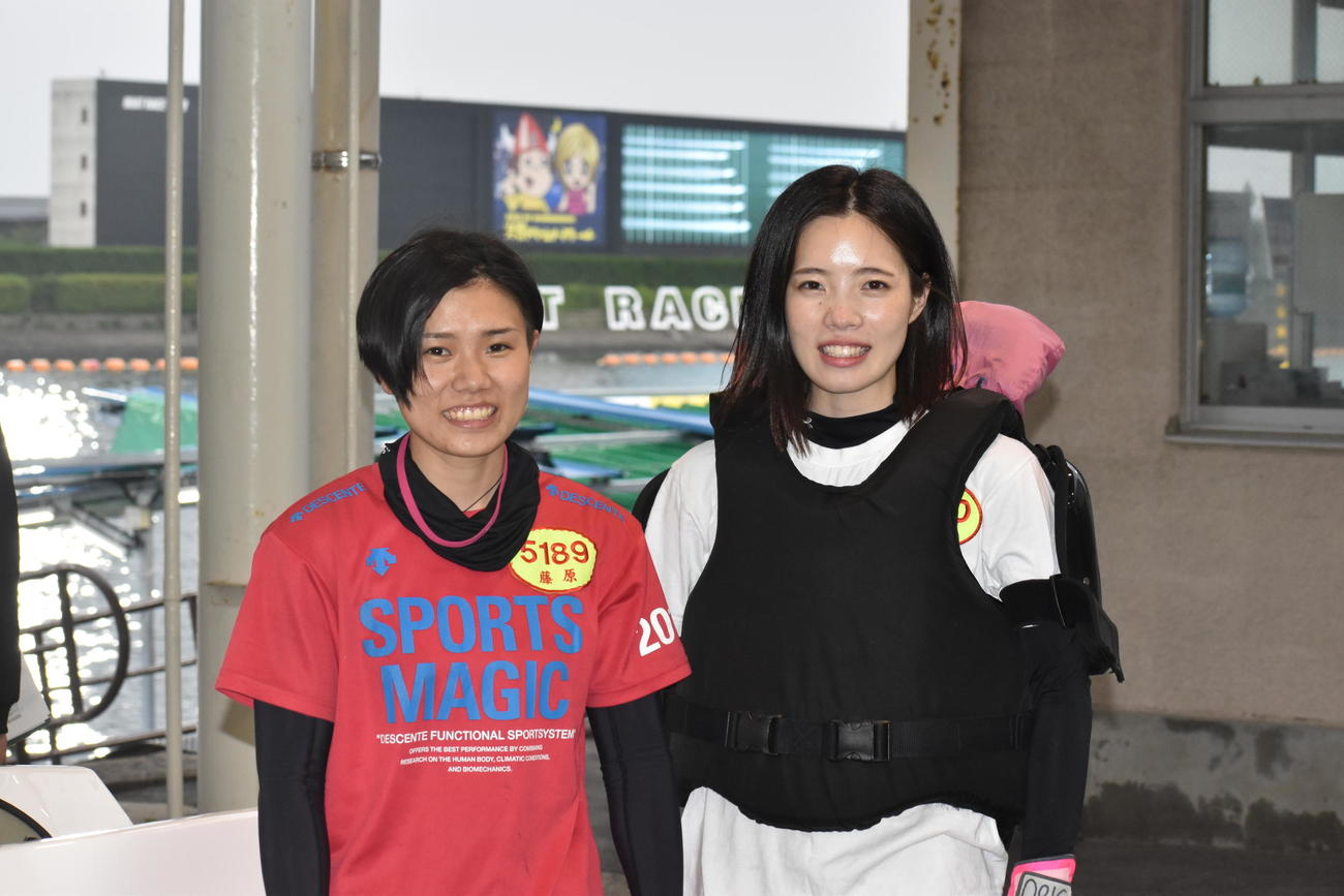 デビュー戦を迎える藤原早菜（左）と藤本紗弥香の128期コンビ