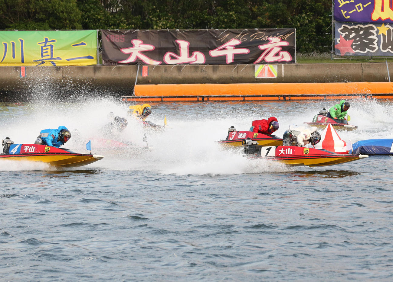 2日目9R・1周2Mを先頭で通過する大山千広（右）（撮影・屋方直哉）