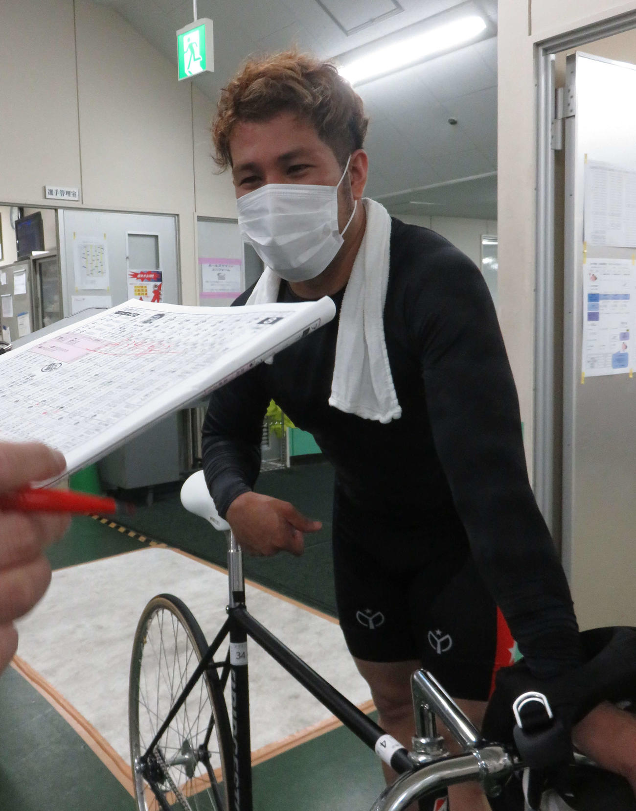 予選8Rを制し、抱負を語る塚本大樹（撮影・野島成浩）
