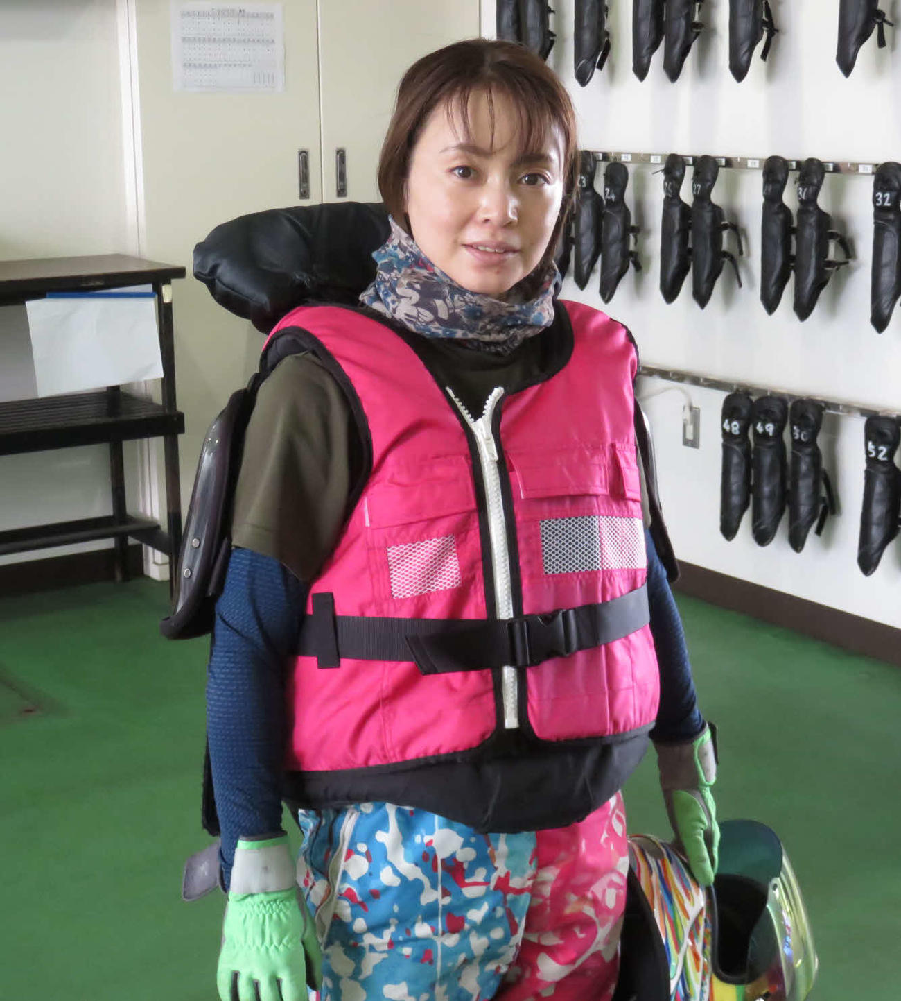 ピンクベストを装着する鈴木成美