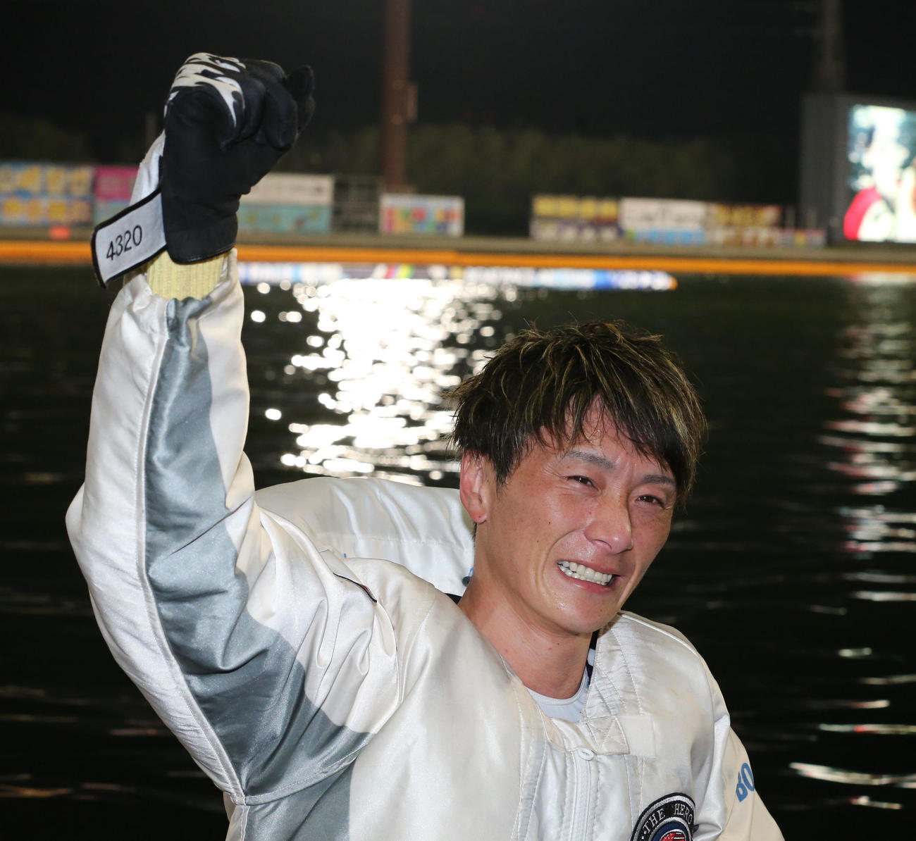 峰竜太がオールスター初優勝を果たし、涙のガッツポーズ（撮影・屋方直哉）