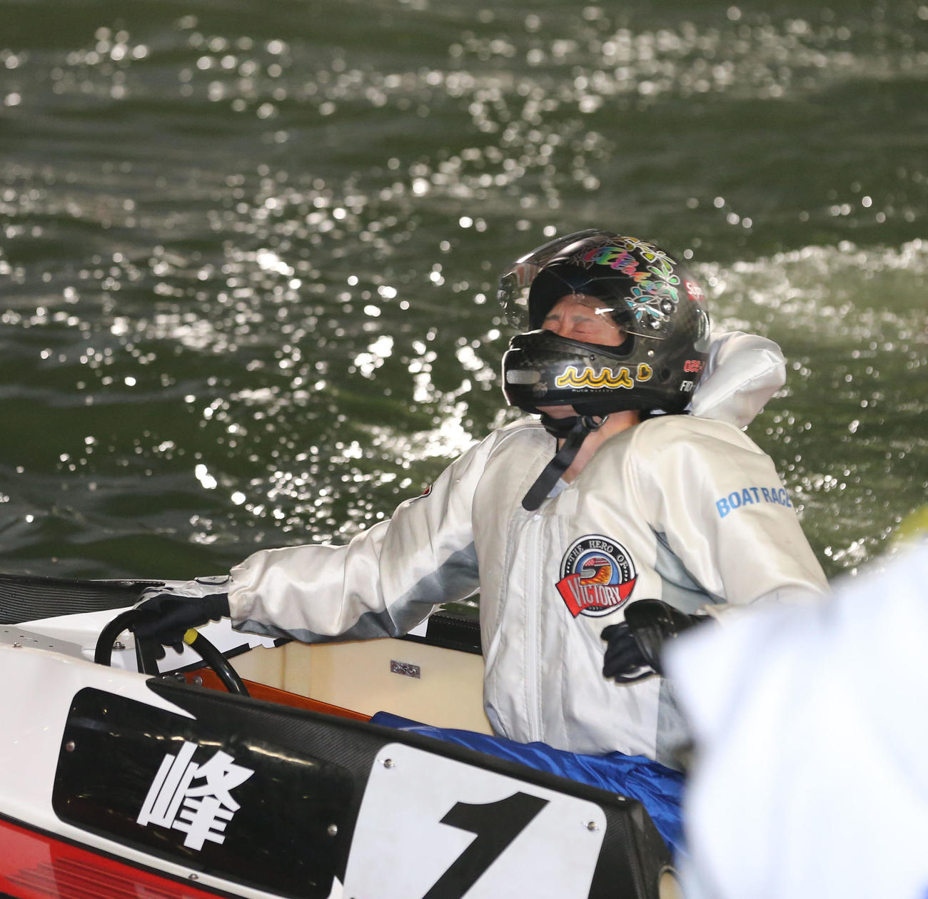 峰竜太がオールスター初優勝を果たし、涙のガッツポーズ（撮影・屋方直哉）