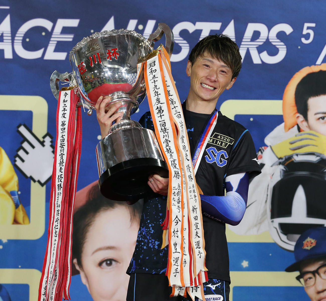 SGオールスターを制して優勝杯を掲げる峰竜太（撮影・屋方直哉）