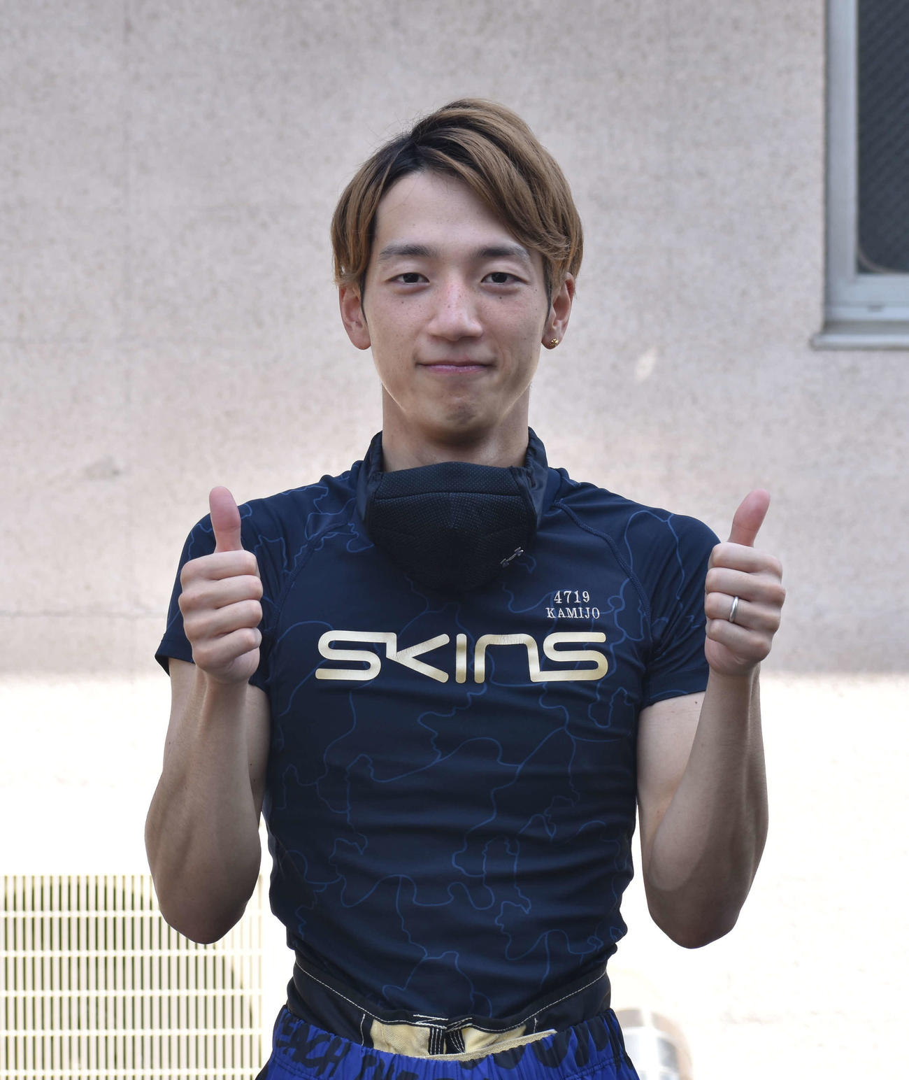 グラッツェポーズを決める上條暢嵩