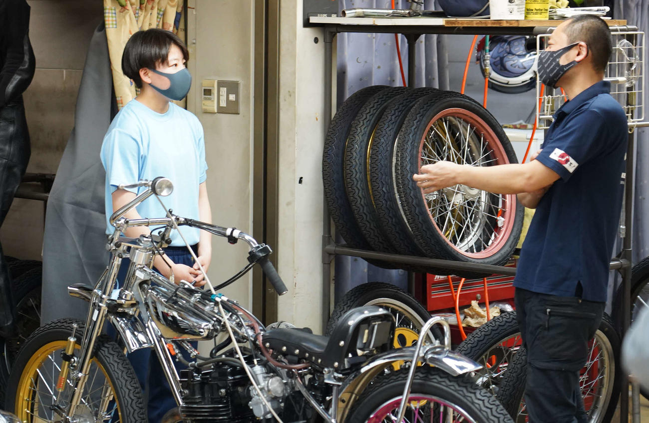 35期の先陣を切って伊藤玲衣が初日5R、デビューも8着。師匠の川原剛（右）からレース後、アドバイスをもらう