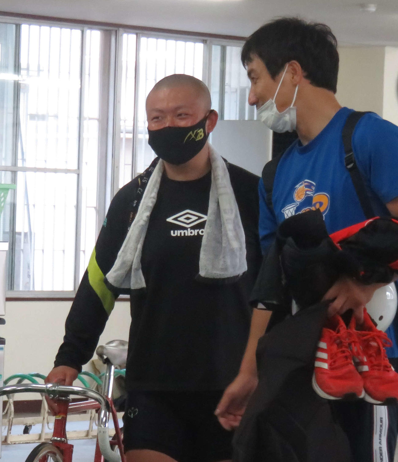 鈴木雄一朗（左）が川上真吾と好連係へ意気込む（撮影・野島成浩）