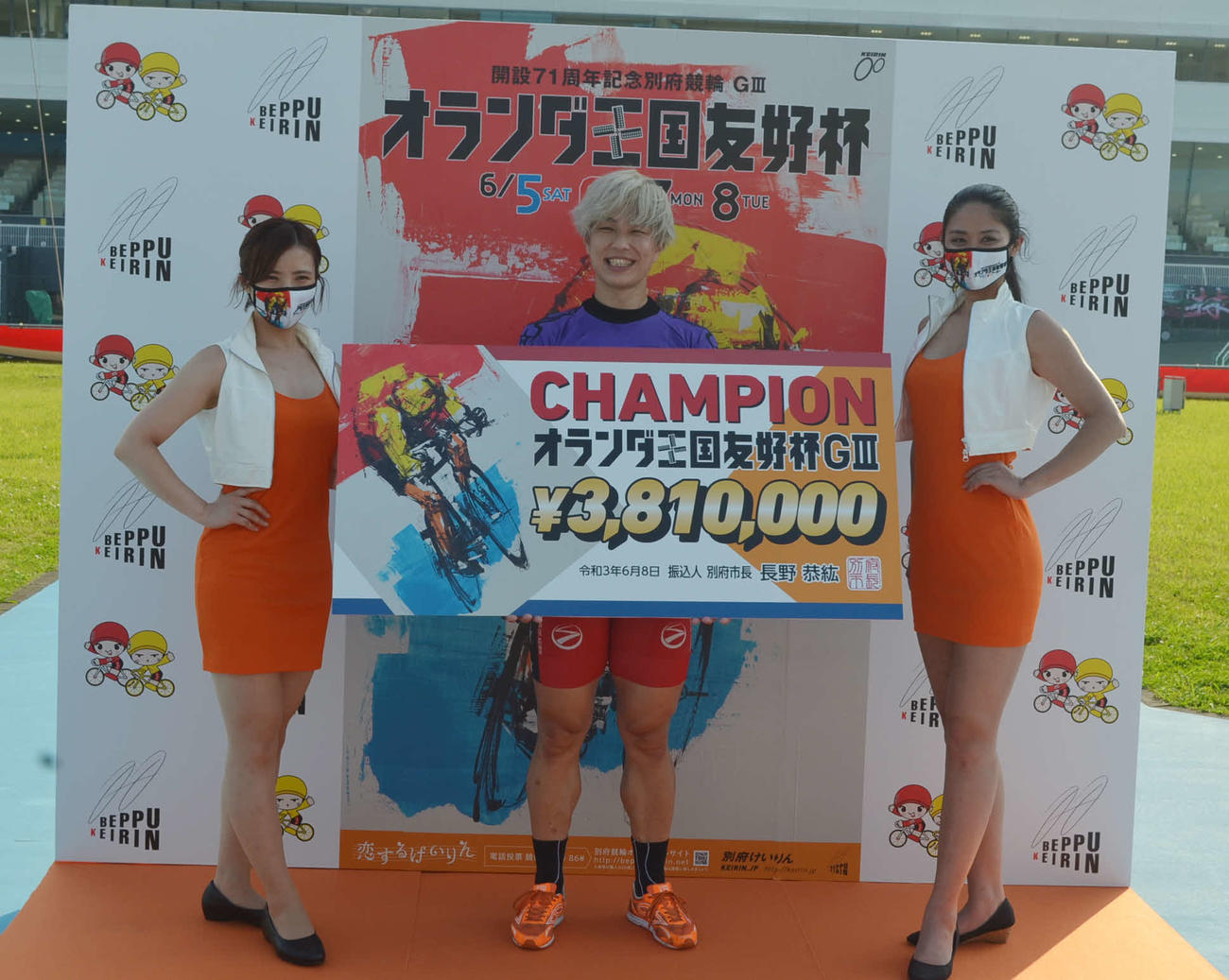 賞金ボートを手にする守沢太志