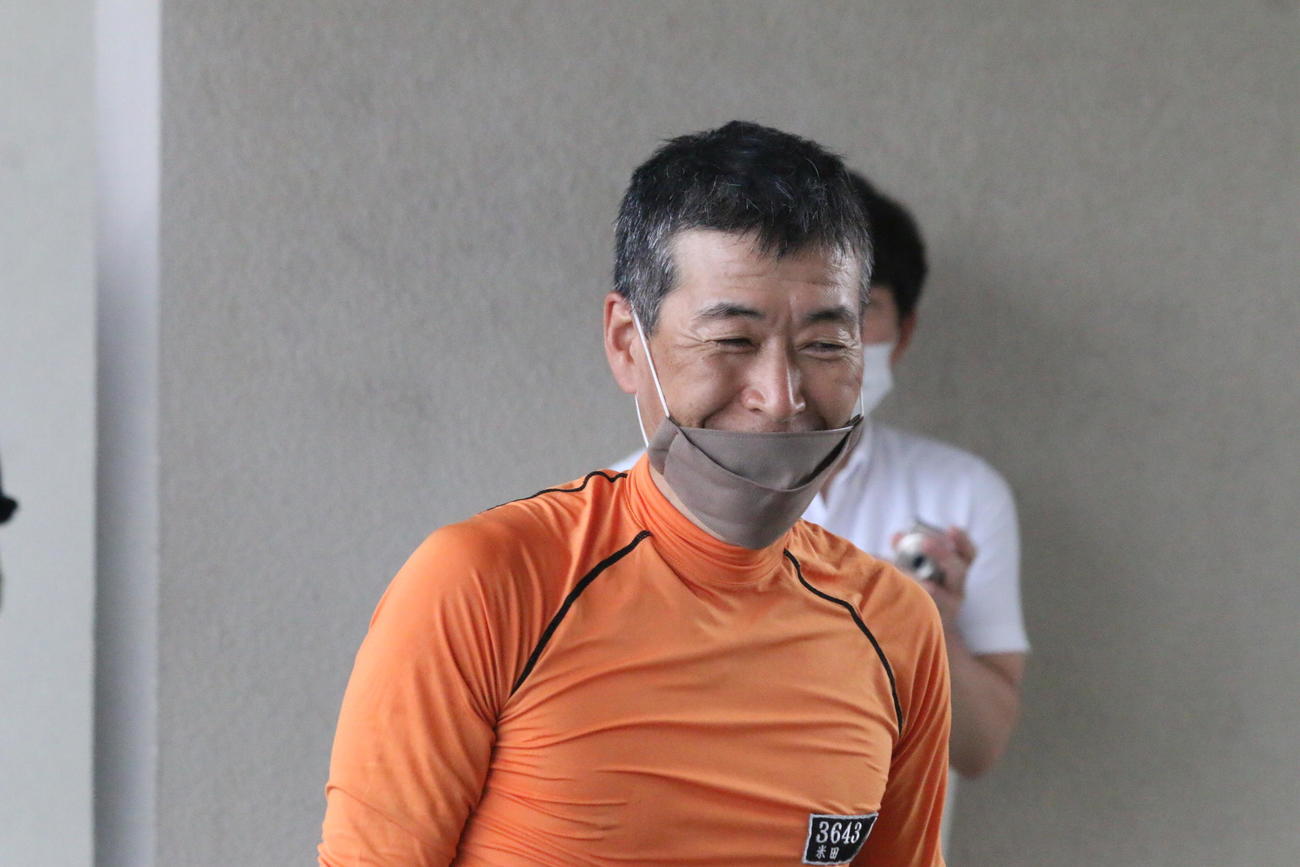 米田隆弘は注目の38号機を引き、記者の質問にも笑みがこぼれる