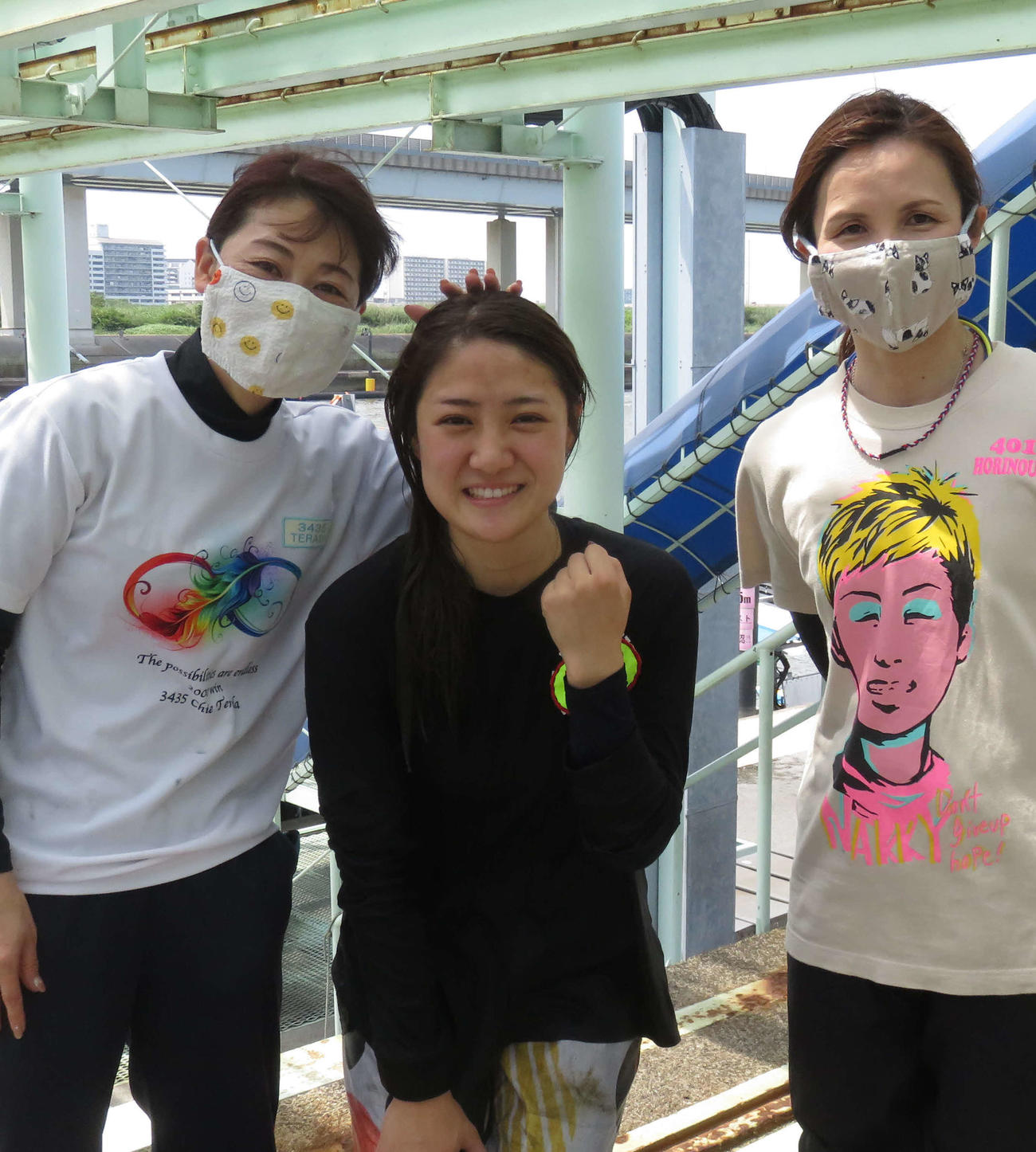 黒明花夢（中央）が寺田千恵（左）と堀之内紀代子に祝福されてさらなる活躍を誓う