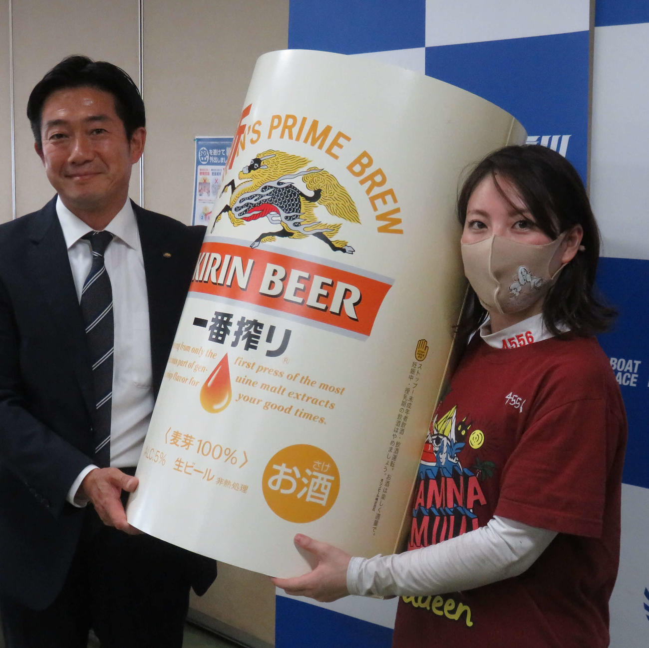 主催者より副賞のレプリカを贈られる竹井奈美