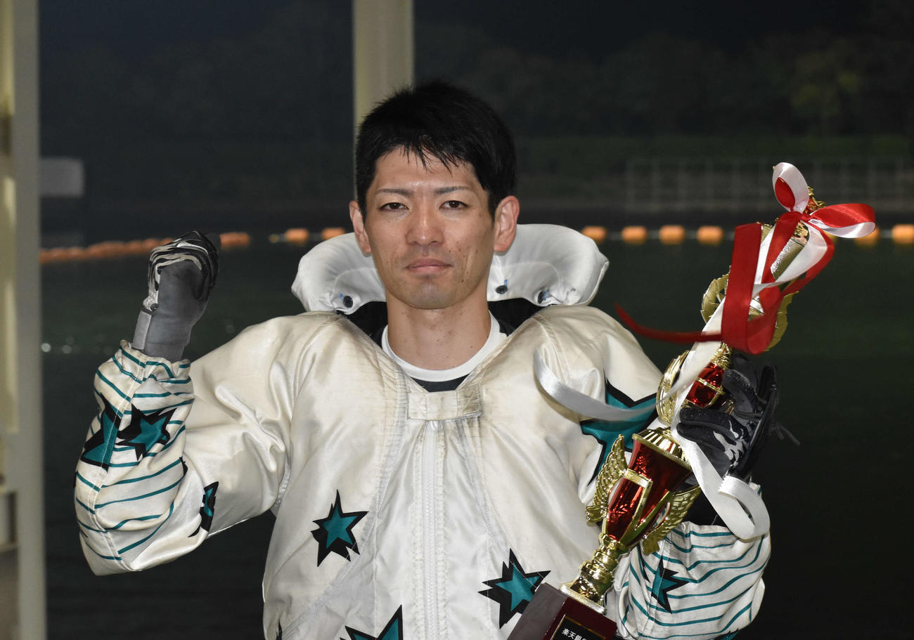 今年4度目の優勝を飾った島村隆幸