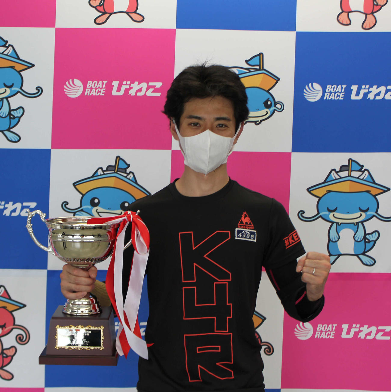 是沢孝宏が11年2カ月ぶりの地元優勝に、笑顔でガッツポーズ