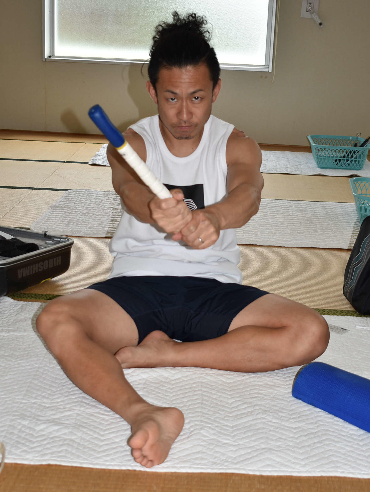 同県の仲間にパワーを注入された吉本哲郎が気合十分