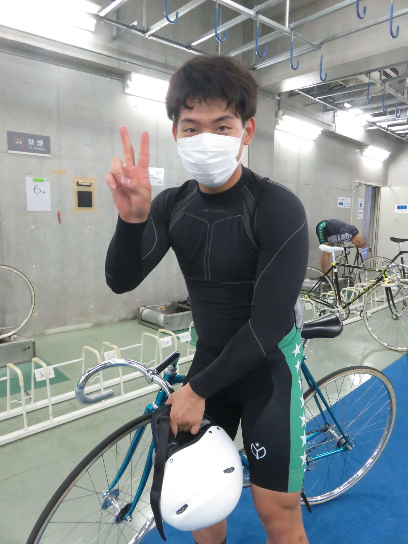 特昇へVサインで意気込む長屋秀明