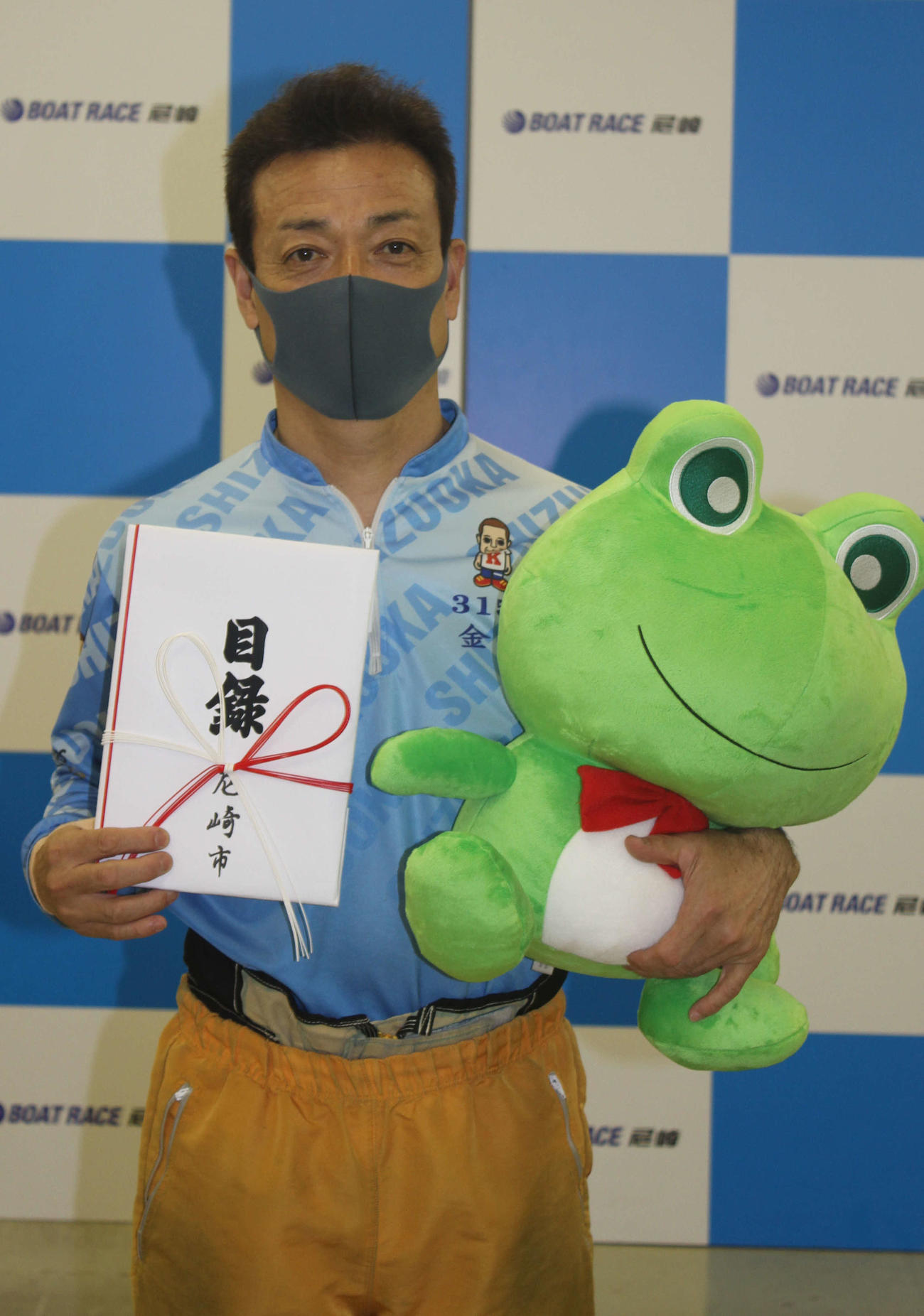 金子良昭が通算2500勝を達成。尼崎市から記念品とセンプル君人形が贈呈された（撮影・北條直治）