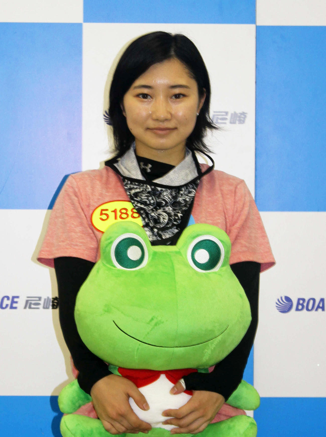 武井莉里佳がデビューを果たした。レース後のセレモニーで伊丹市より記念品のセンプル君人形が贈られた（撮影・北條直治）