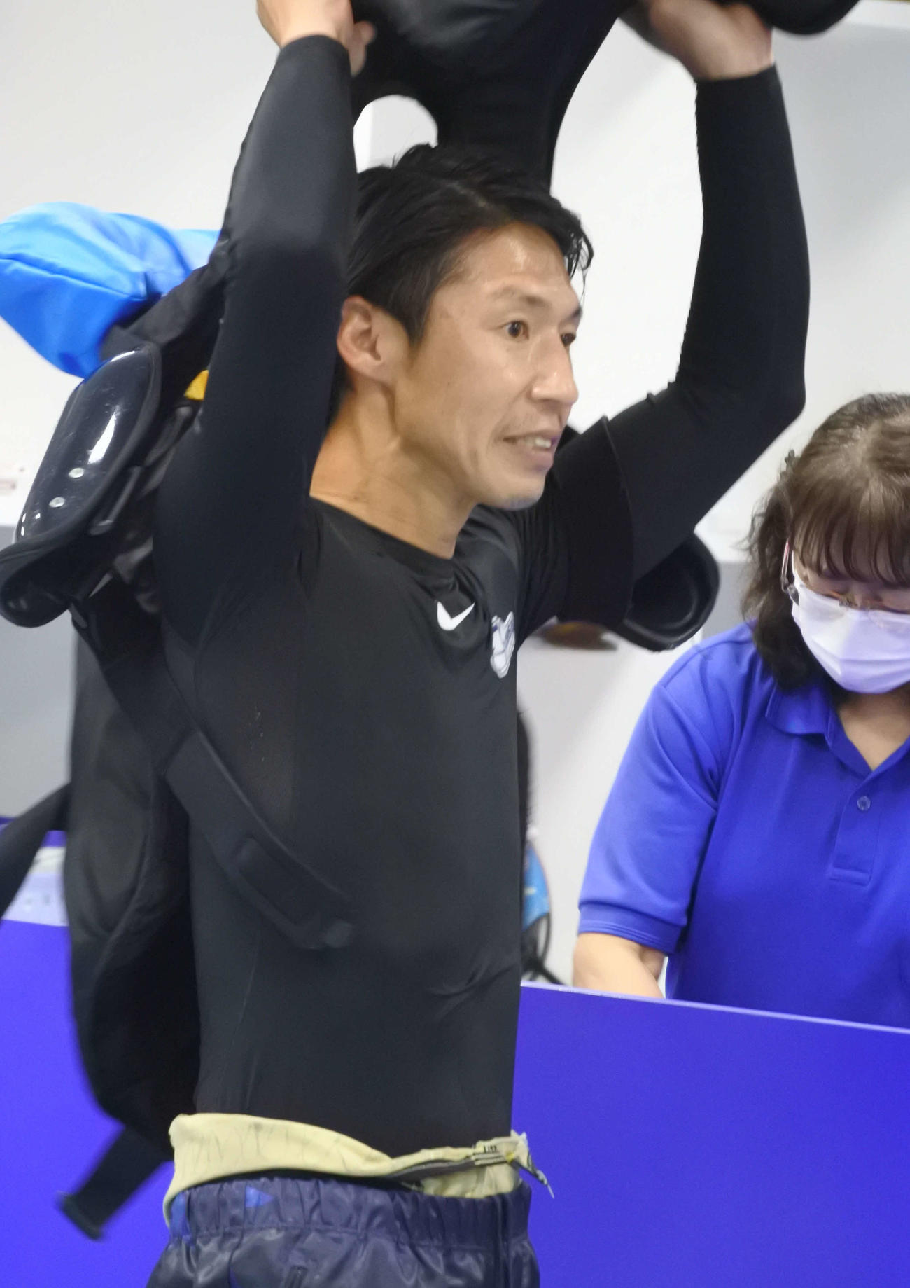 横沢剛治が日ごとに舟足を仕上げている（撮影・川尻将志）