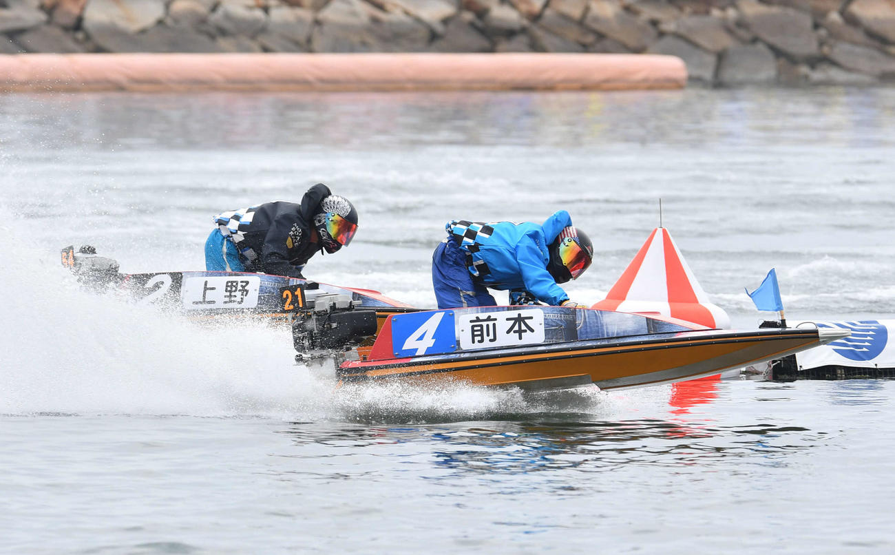 SGグランドチャンピオン1日目　1R、1周目の2マークを先頭で旋回する4号艇の3573前本泰和（撮影・岩下翔太）
