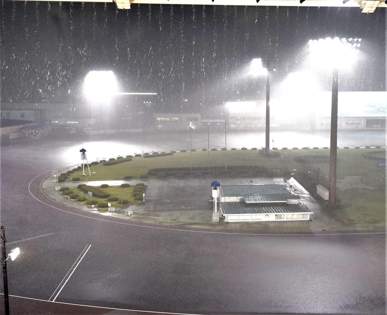 初日11R発走直前、強烈な降雨で走路に水がたまった