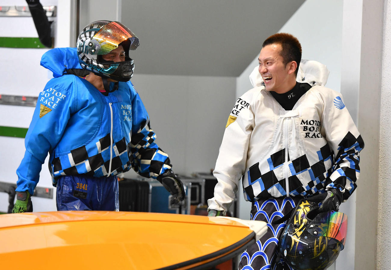 SGグランドチャンピオン3日目　5R、2着の3941池田浩二（左）から抱きつかれて笑顔を見せる1着の4371西山貴浩（撮影・岩下翔太）
