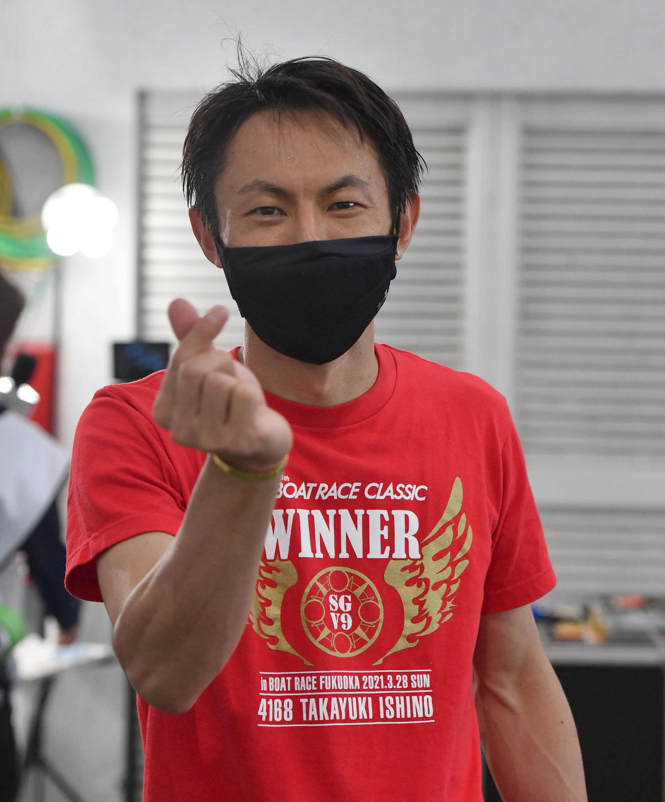 SGグランドチャンピオン3日目　6R、36歳の誕生日に勝利した長田頼宗は「キュンです」ポーズで喜ぶ（撮影・岩下翔太）