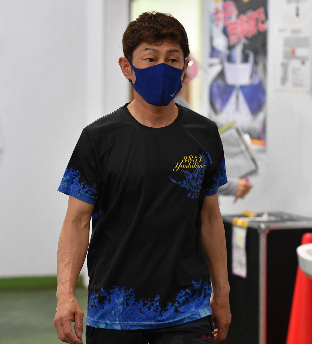 9R、勝利インタビューへ向かう吉川元浩（撮影・岩下翔太）