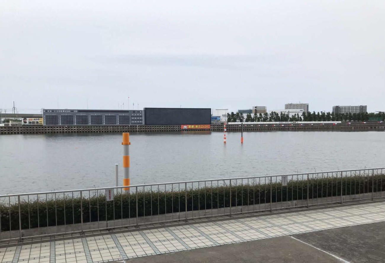 常滑ボートの45メートル空中線をつなぐイン側のポールが破損。今節の開催は中止打ち切りが決まった