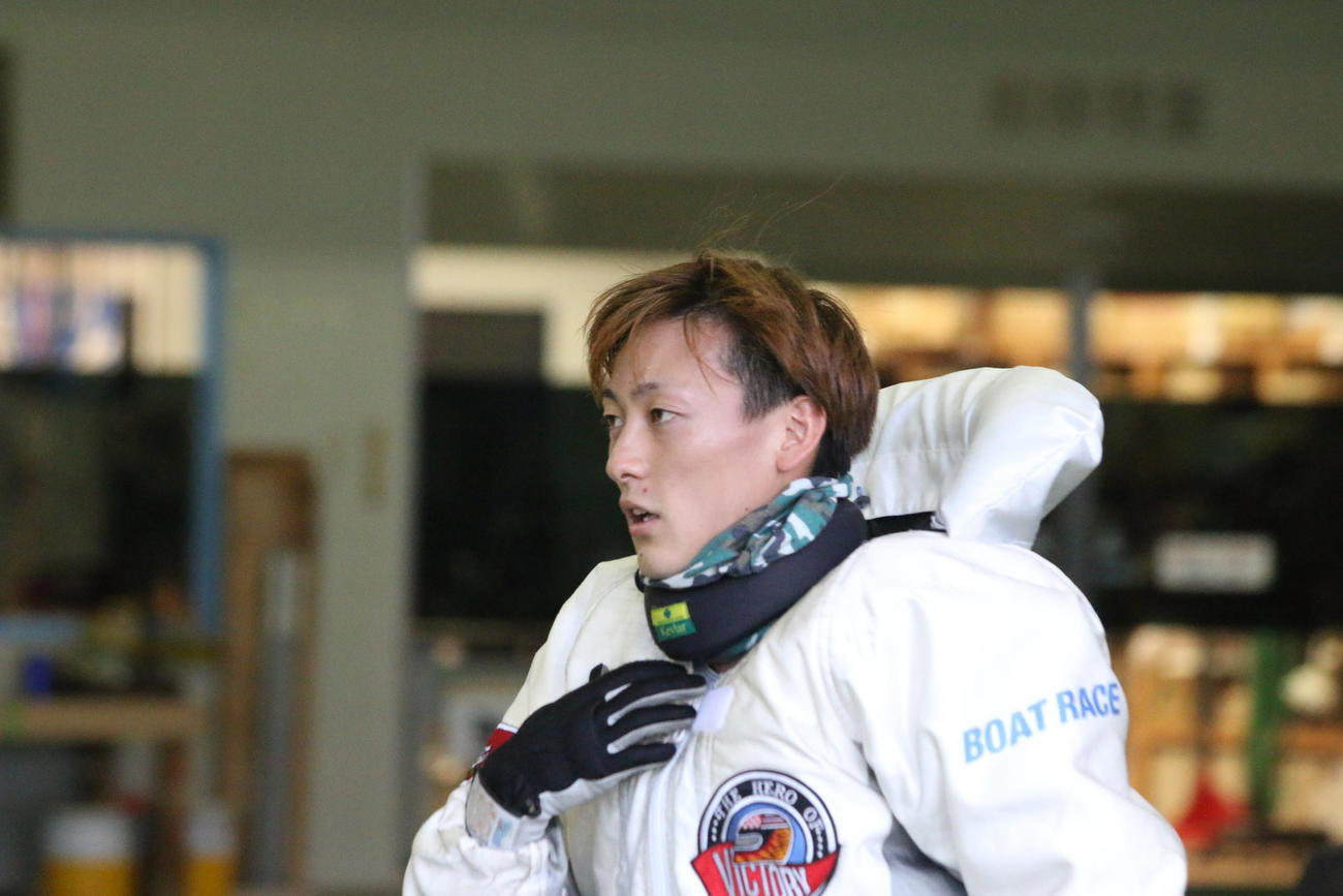 11位で予選突破した入海馨は準優10R、伸びる藤山翔大の隣から艇団を割る