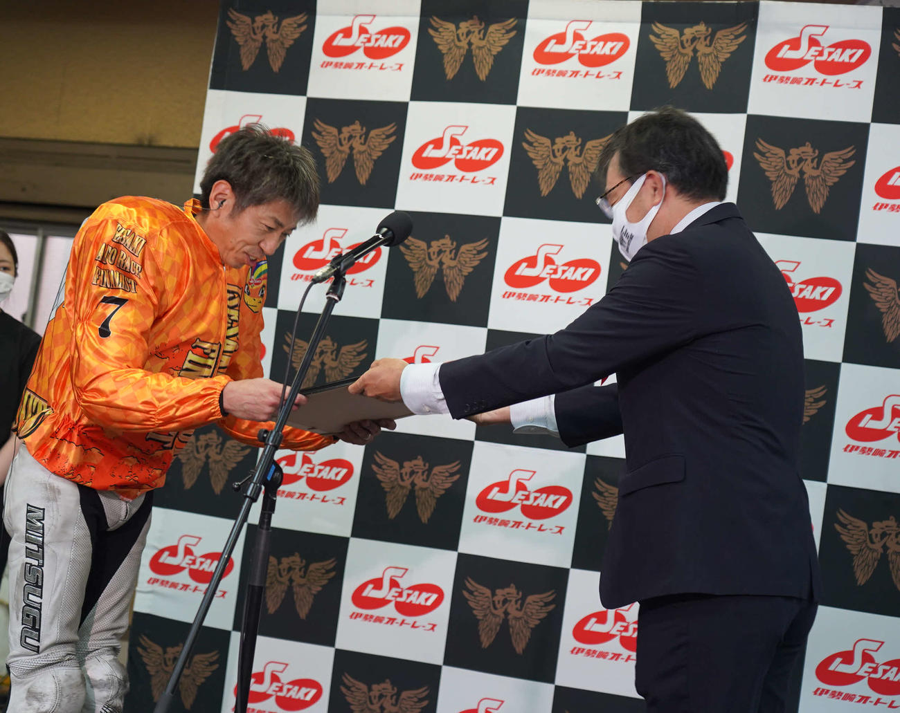 高橋貢（左）が日刊スポーツ新聞社の岡山俊明レース部部長（右）から賞状を手渡された