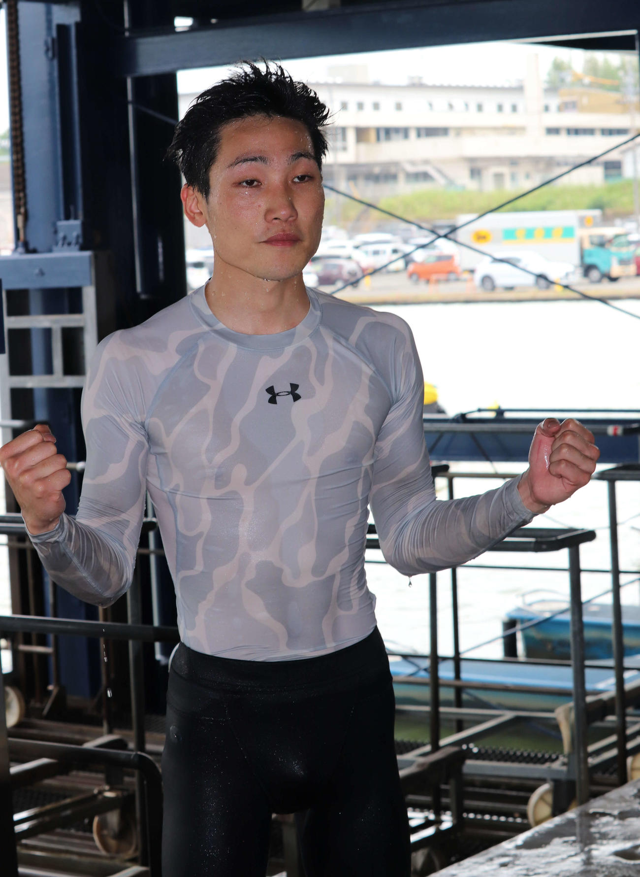 G2初勝利を上げて水神祭の後にガッツポーズする高橋竜矢（撮影・神田成史