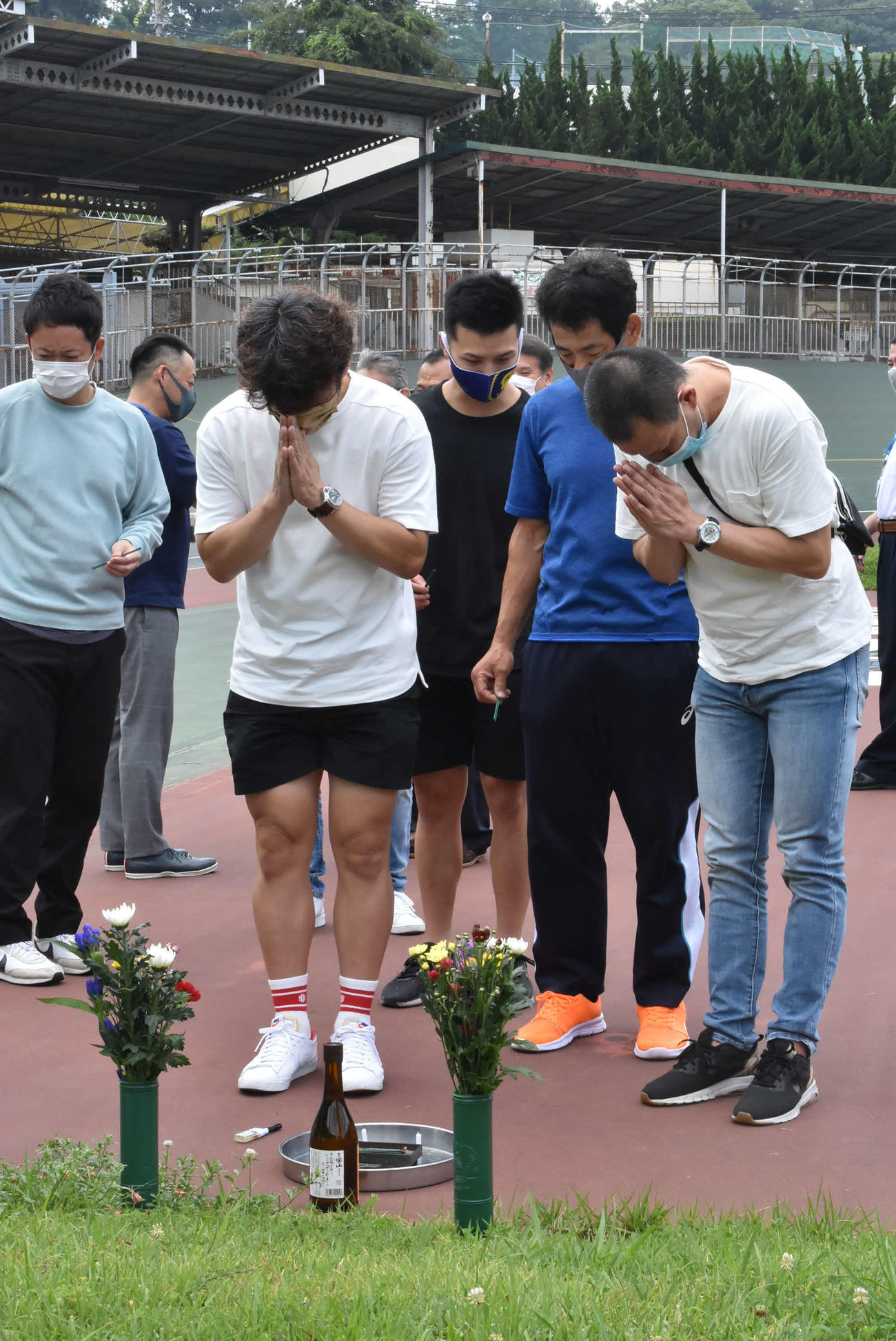 開催終了後の柴田功一郎や岡崎徹らが祈りをささげた