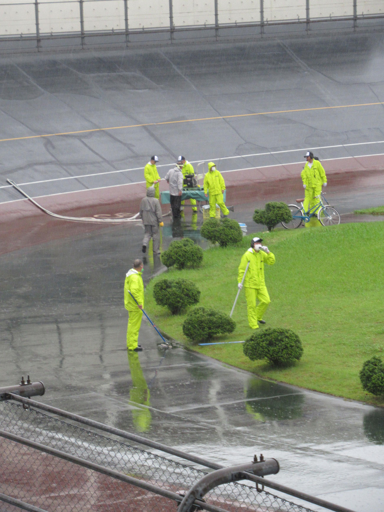 6Rあたりから強くなった雨の影響でレースは中断。2センター付近でも係員がポンプとホースで除水した（撮影・岡田晋）