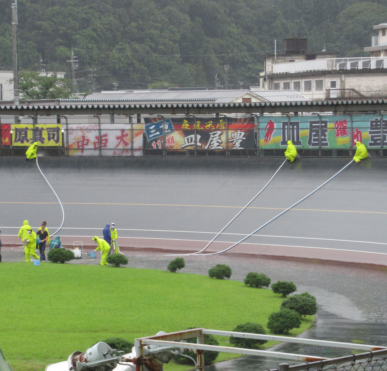6Rあたりから強くなった雨の影響でレースは中断。1センター付近では係員がポンプとホースで除水した（撮影・岡田晋）